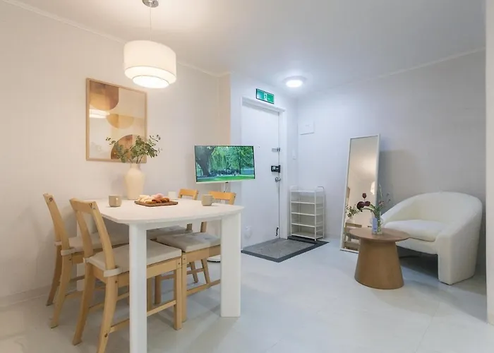 #2r3q1b #6people#4min Flat From Subway#luggage Storage#gangnam#plastic Surgery Villa