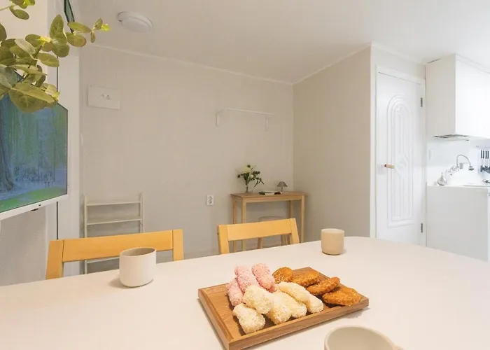 #2r3q1b #6people#4min Flat From Subway#luggage Storage#gangnam#plastic Surgery Villa